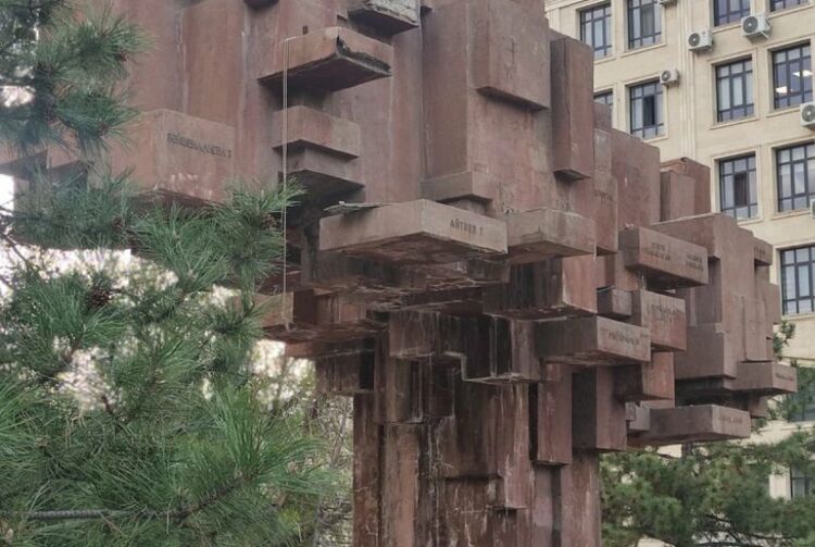 Монумент «Эл куту» в Бишкеке пришел в упадок и требует реконструкции