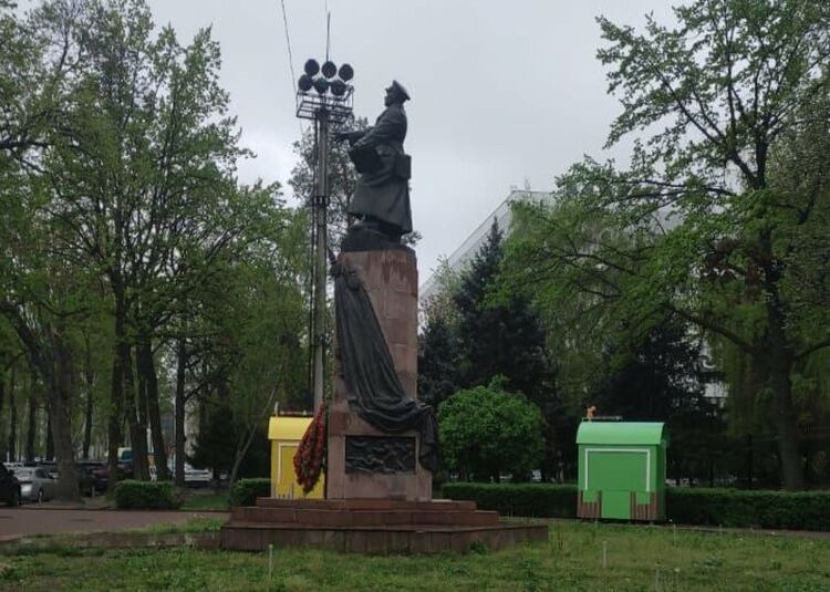 Покрасили, но не убрали. Ларьки у памятника Панфилову в Бишкеке вновь появились