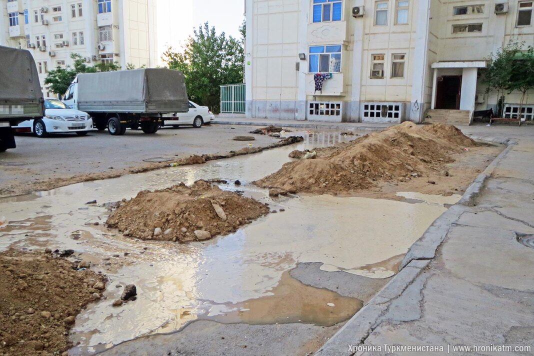 В микрорайоне Parahat-4/2 Ашхабада вновь прорвало трубы - Хроника Туркменистана