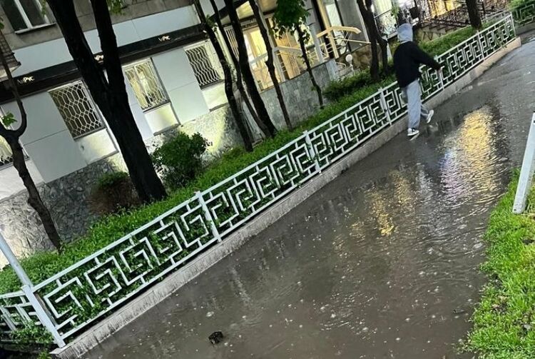В центре Бишкека после дождей тротуары залило водой