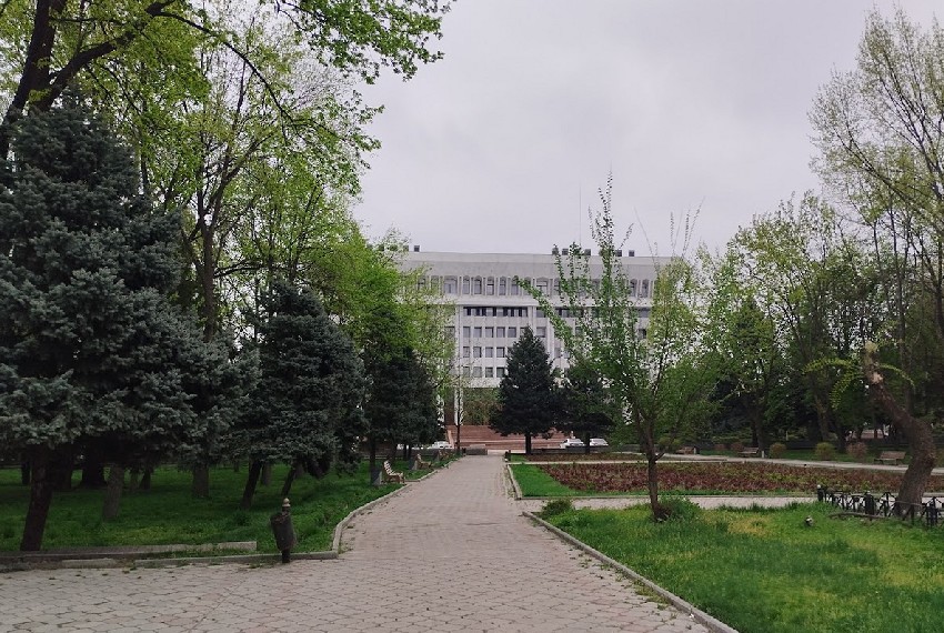 Фото Мээрим Акназаровой. Сквер у «Белого дома»