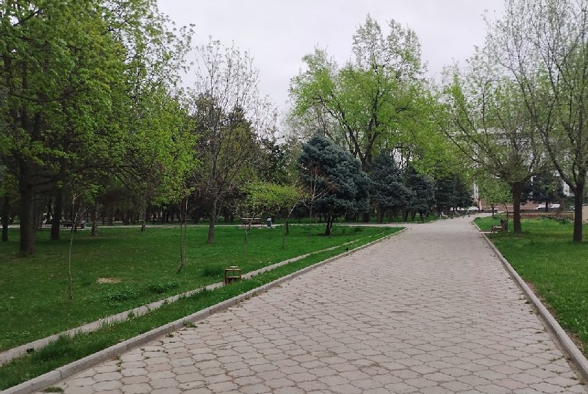 Фото Мээрим Акназаровой. Сквер у «Белого дома»