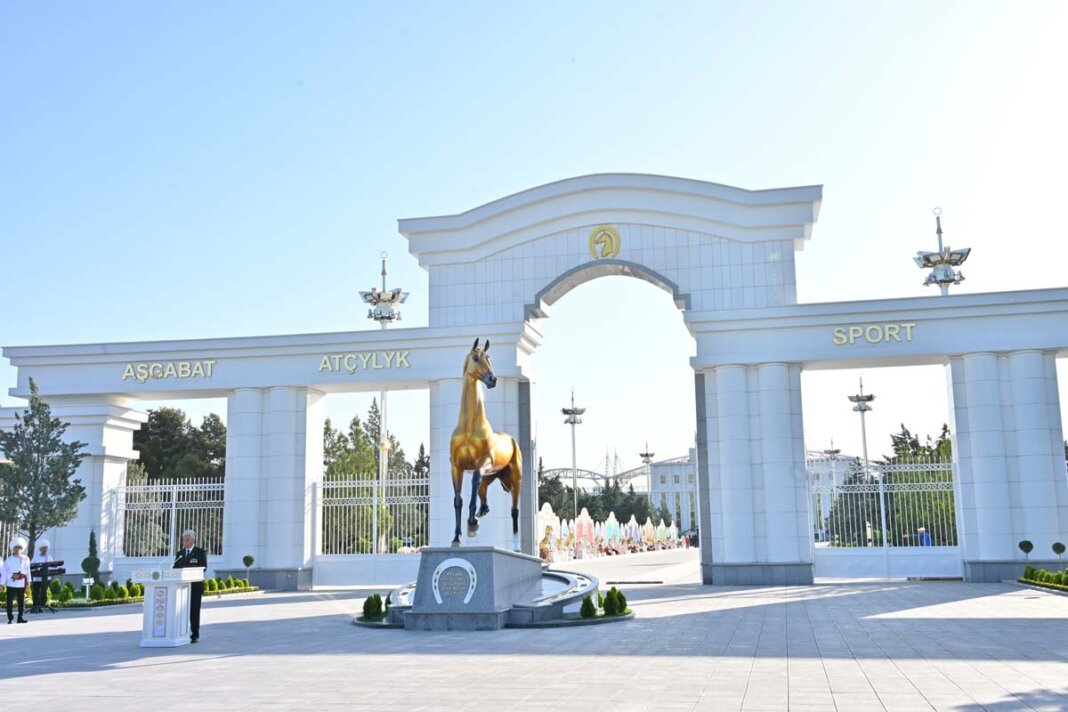 2026-04_25_horse_day На День ахалтекинца С.Бердымухамедову подарили 9 коней и еще одного -его отцу - Хроника Туркменистана