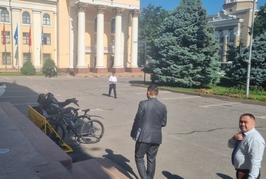 Фото читателей. Мэр Бишкека Айбек Джунушалиев припарковал свой велосипед прямо у здания мэрии