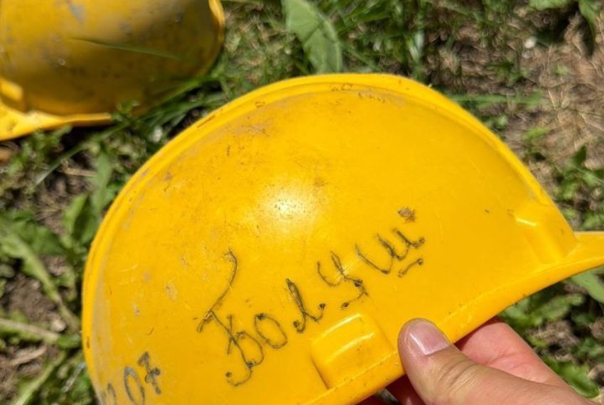 Фото читателей. Во двор к жителям жилмассива падают даже каски
