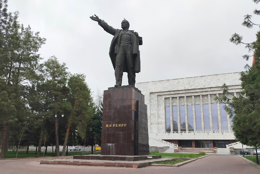 Фото Айбека Султанова. Памятник В.И. Ленину, апрель 2026 года