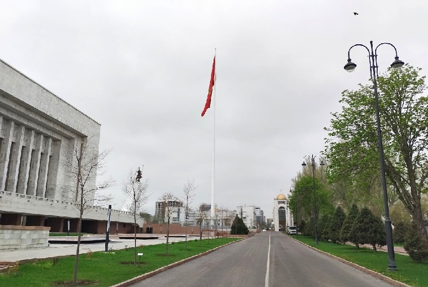 Фото Айбека Султанова. Площадь Ала-Тоо, апрель 2026 года