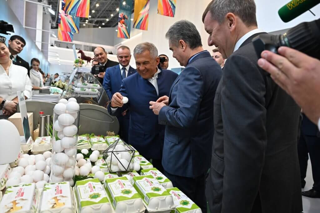 Бердымухамедов и Минниханов посетили выставку продуктов и посмотрели скачки (фото) - Хроника Туркменистана