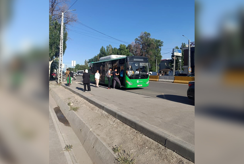 Фото читателя 24.kg. На остановках по Жибек Жолу нет навесов и скамеек