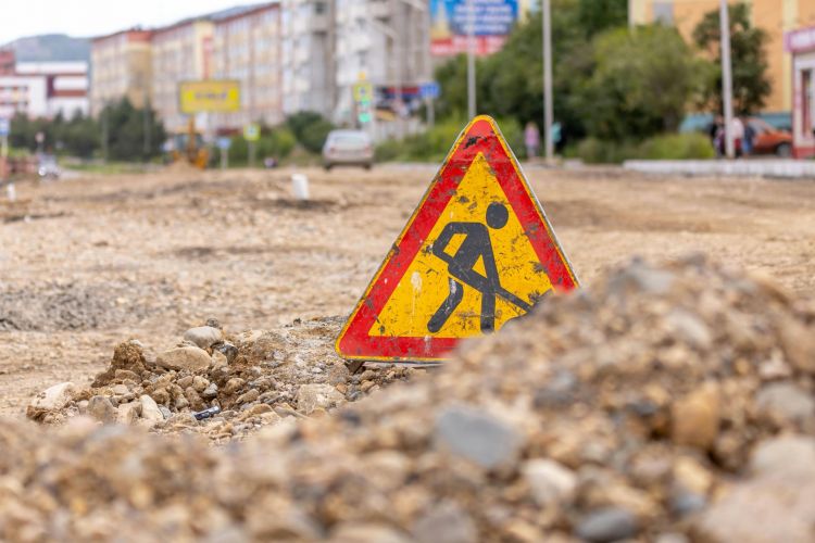 Год без зарплаты: строители дорог в Нарыне просят помощи у президента
