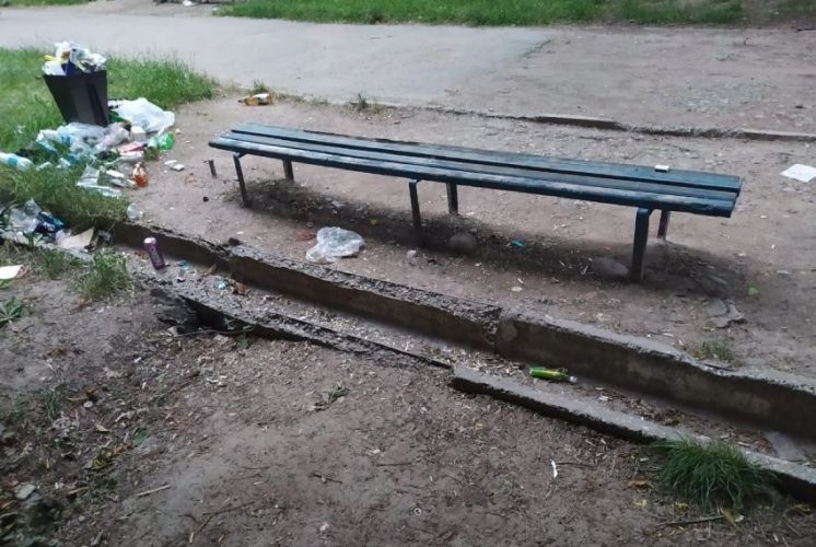Фото читателей. В районном муниципалитете пообещали установить новые скамейки и мусорные баки, а также провести полную реконструкцию системы наружного освещения.