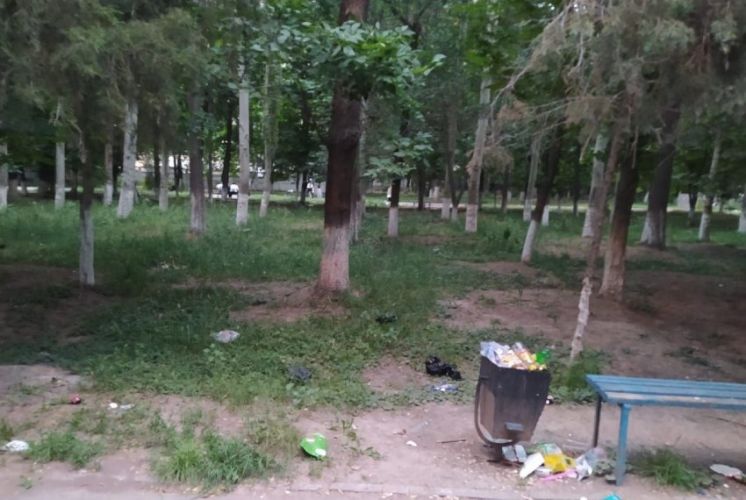 Фото читателей. В районном муниципалитете пообещали установить новые скамейки и мусорные баки, а также провести полную реконструкцию системы наружного освещения.