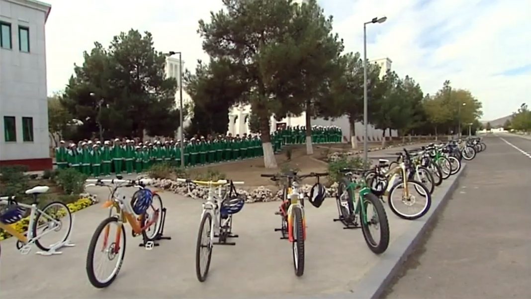 2019_10_30_bicycle_orphans_01 Воспитанникам «Дворца детей-сирот» подарили велосипеды от имени Г.Бердымухамедова - Хроника Туркменистана