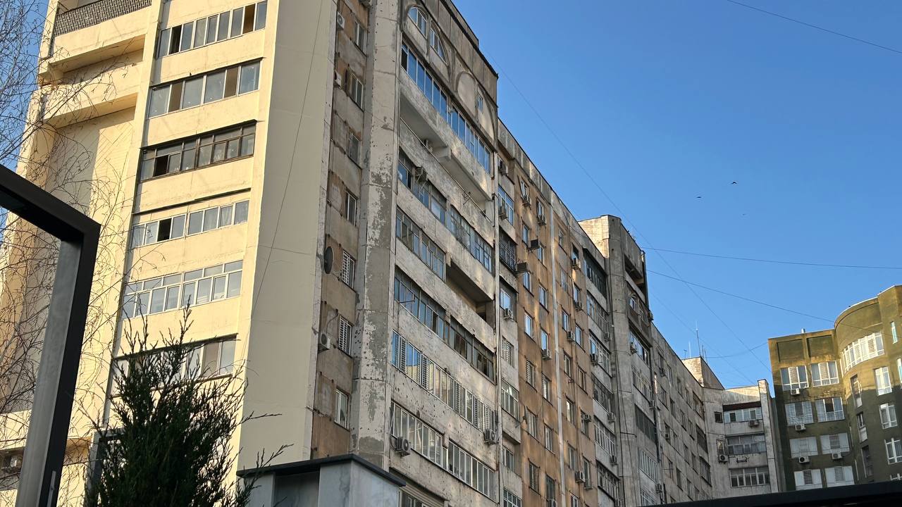Фото читателя 24.kg. Со стороны двора дом решили не ремонтировать