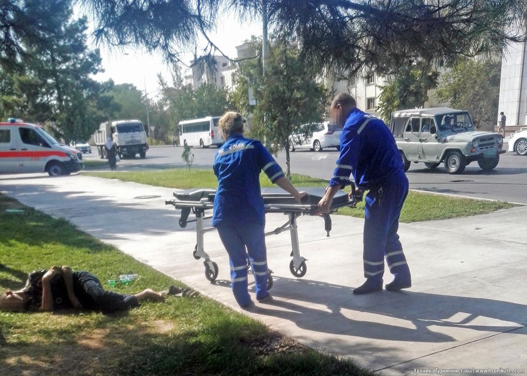 2018_08_28_ambulance_medics_01 В Туркменабаде абитуриентка получила солнечный удар в ожидании медсправки - Хроника Туркменистана
