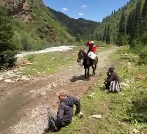 Фото жителей Шамши. После сильных дождей бурный поток воды размыл дорогу и снес мост через реку