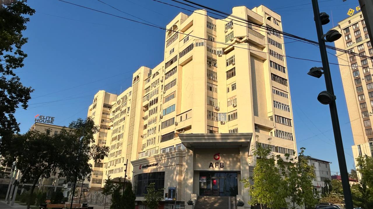 Фото читателя 24.kg. Многоэтажку в центре Бишкека облагородили только с лицевой стороны