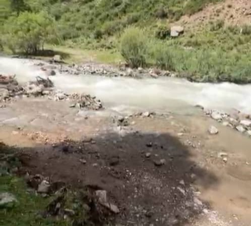 Фото жителей Шамши. После сильных дождей бурный поток воды размыл дорогу и снес мост через реку