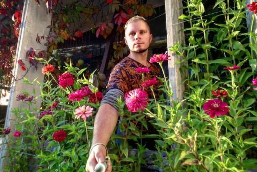 Фото читателей. Молодой человек ухаживал за своими растениями много лет 
