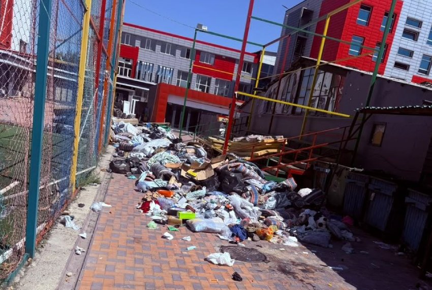 Фото читателей. Горожане просят руководство хостела организовать своевременный вывоз отходов и соблюдать санитарные нормы