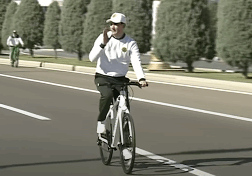 2025_06_03_serdar_velo:2 Находящийся в отпуске президент прокатился на велосипеде по берегу Каспия - Хроника Туркменистана