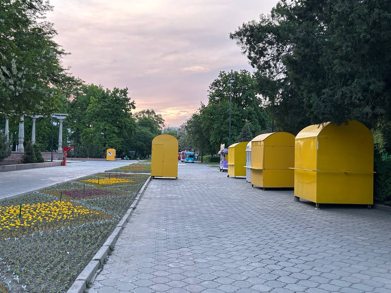 Фото из архива. Обычно аллеи выглядят так. Комки сейчас убрали. Видимо, чтобы не шокировать гостей саммита ШОС