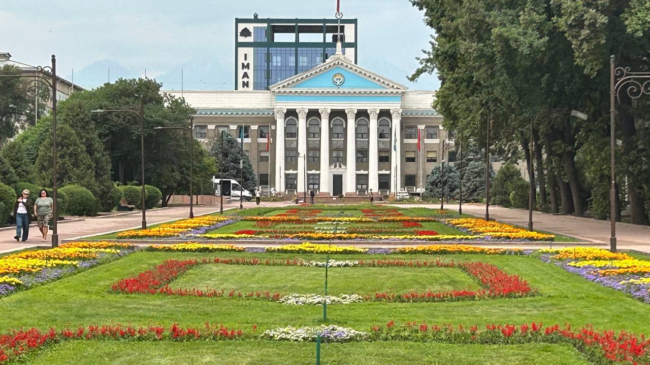 Фото читателя 24.kg. У здания мэрии Бишкека клумбы цветут пышным цветом