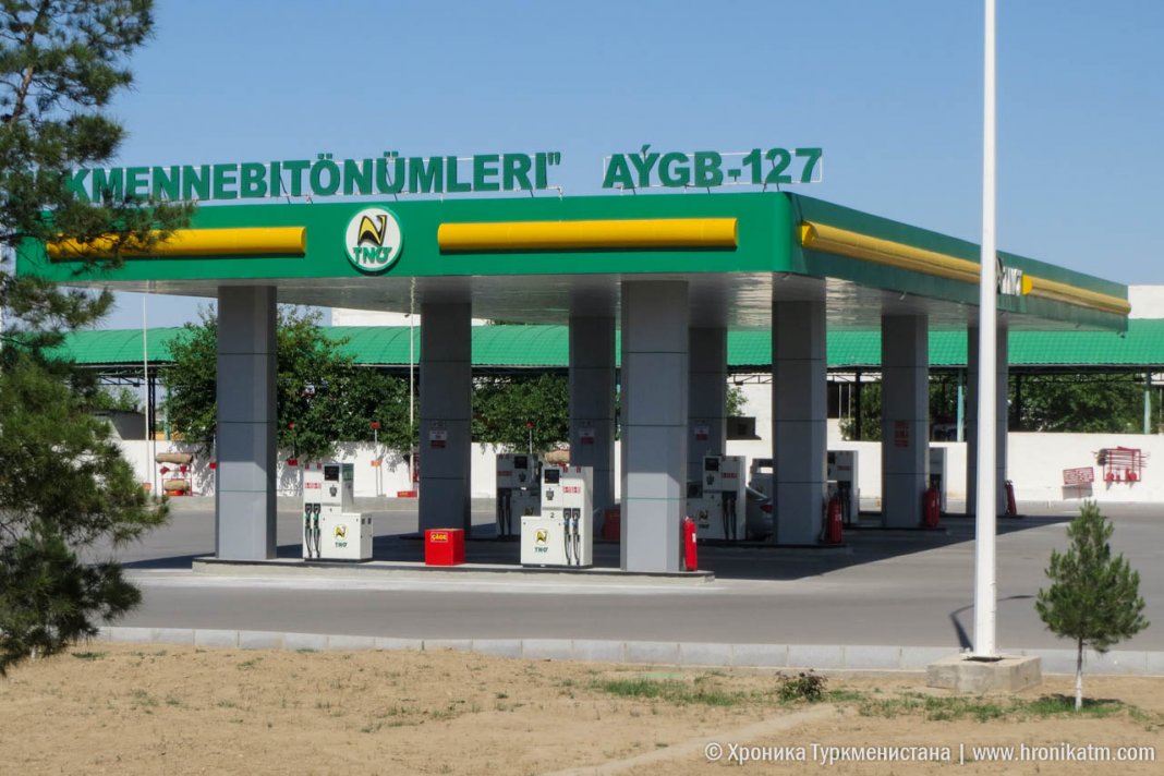 Туркменистан вновь снизил объём топлива для выезжающих за пределы страны - Хроника Туркменистана