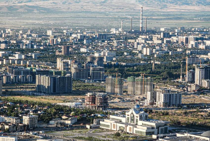 Фото Ильи Шипулина. Панорама Бишкека, июль 2026 года
