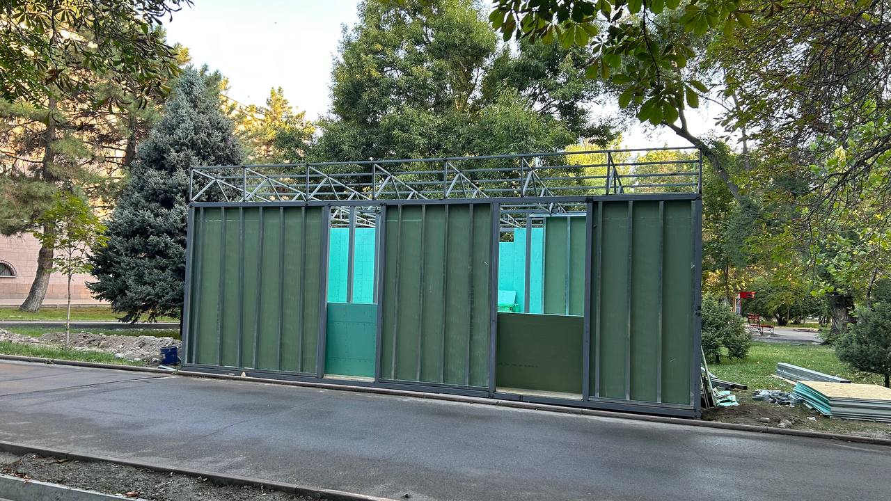 Мэрия Бишкека строит общественный туалет прямо на парковом газоне
