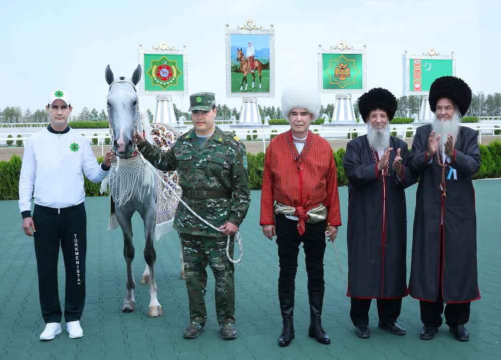 2026_09_berd_serdar Г.Бердымухамедов открыл конный комплекс и победил на скачках на коне, которого тренировал его внук-сержант - Хроника Туркменистана